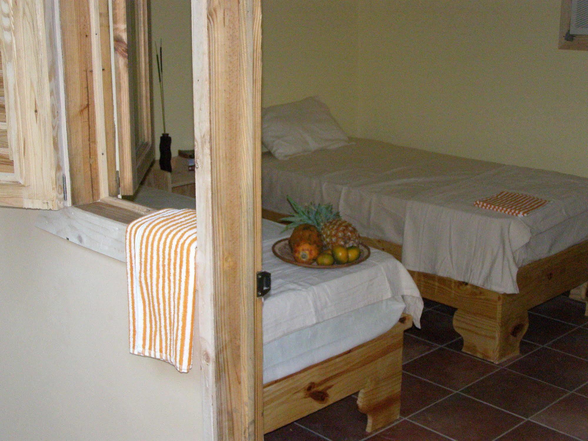 Hotel Loro Tuerto Barahona Exteriör bild